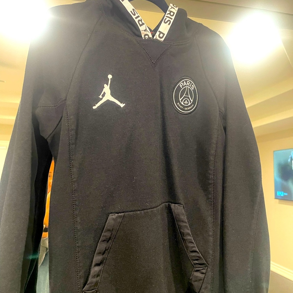 Air jordan Paris sweatshirt with a hood